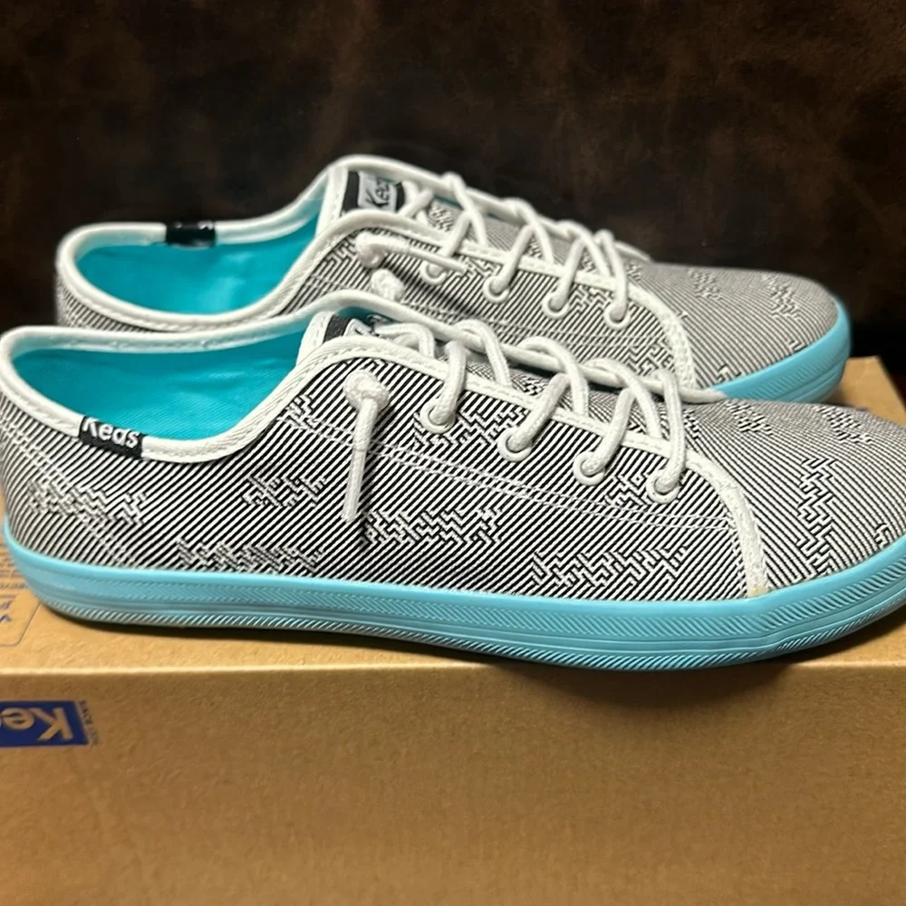 KEDS KICKSTART SNEAKERS: BLACK/WHITE/BLUE: NEW IN BOX: YOUTH SIZE 4